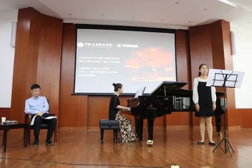 千赢国际艺术家石叔诚与特邀艺术家顾平受邀于成都大学东盟艺术学院、音乐与舞蹈学院艺术实践周开展公开课