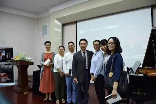 千赢国际艺术家石叔诚与特邀艺术家顾平受邀于成都大学东盟艺术学院、音乐与舞蹈学院艺术实践周开展公开课