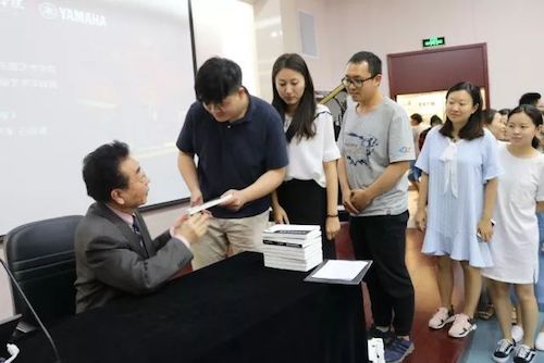 千赢国际艺术家石叔诚与特邀艺术家顾平受邀于成都大学东盟艺术学院、音乐与舞蹈学院艺术实践周开展公开课