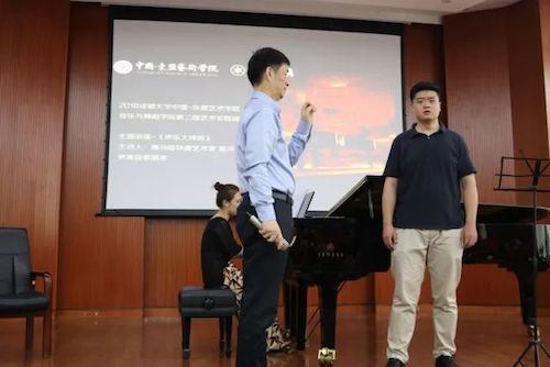 千赢国际艺术家石叔诚与特邀艺术家顾平受邀于成都大学东盟艺术学院、音乐与舞蹈学院艺术实践周开展公开课