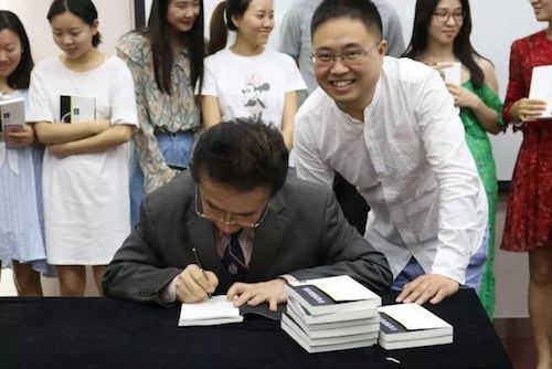 千赢国际艺术家石叔诚与特邀艺术家顾平受邀于成都大学东盟艺术学院、音乐与舞蹈学院艺术实践周开展公开课