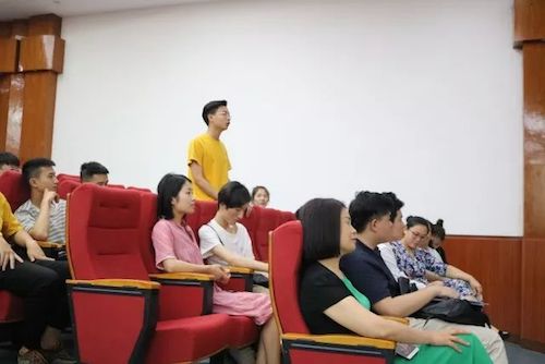 千赢国际艺术家石叔诚与特邀艺术家顾平受邀于成都大学东盟艺术学院、音乐与舞蹈学院艺术实践周开展公开课