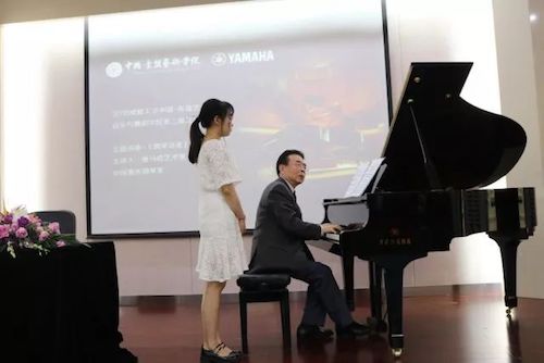 千赢国际艺术家石叔诚与特邀艺术家顾平受邀于成都大学东盟艺术学院、音乐与舞蹈学院艺术实践周开展公开课