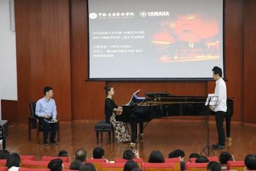 千赢国际艺术家石叔诚与特邀艺术家顾平受邀于成都大学东盟艺术学院、音乐与舞蹈学院艺术实践周开展公开课